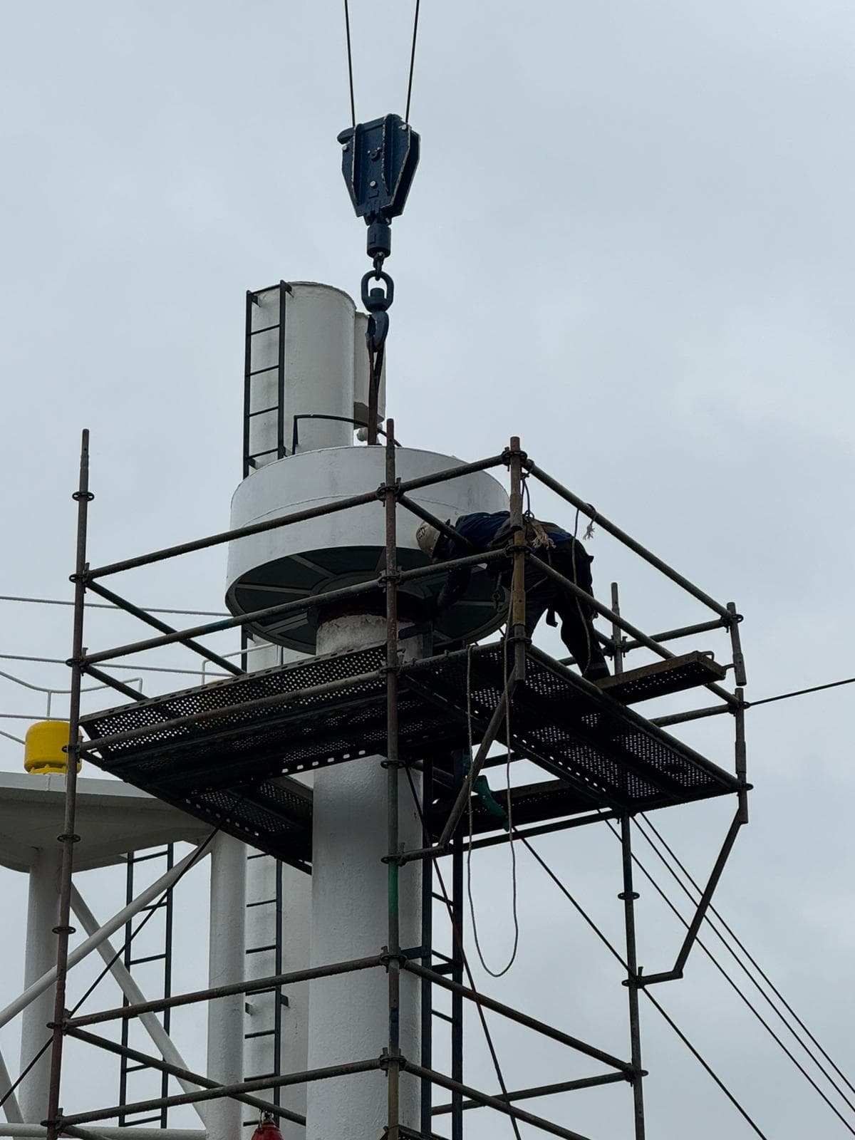 Kuru yük gemisi ambar kapağı hidrolik sızdırmazlık ve bakım operasyonu