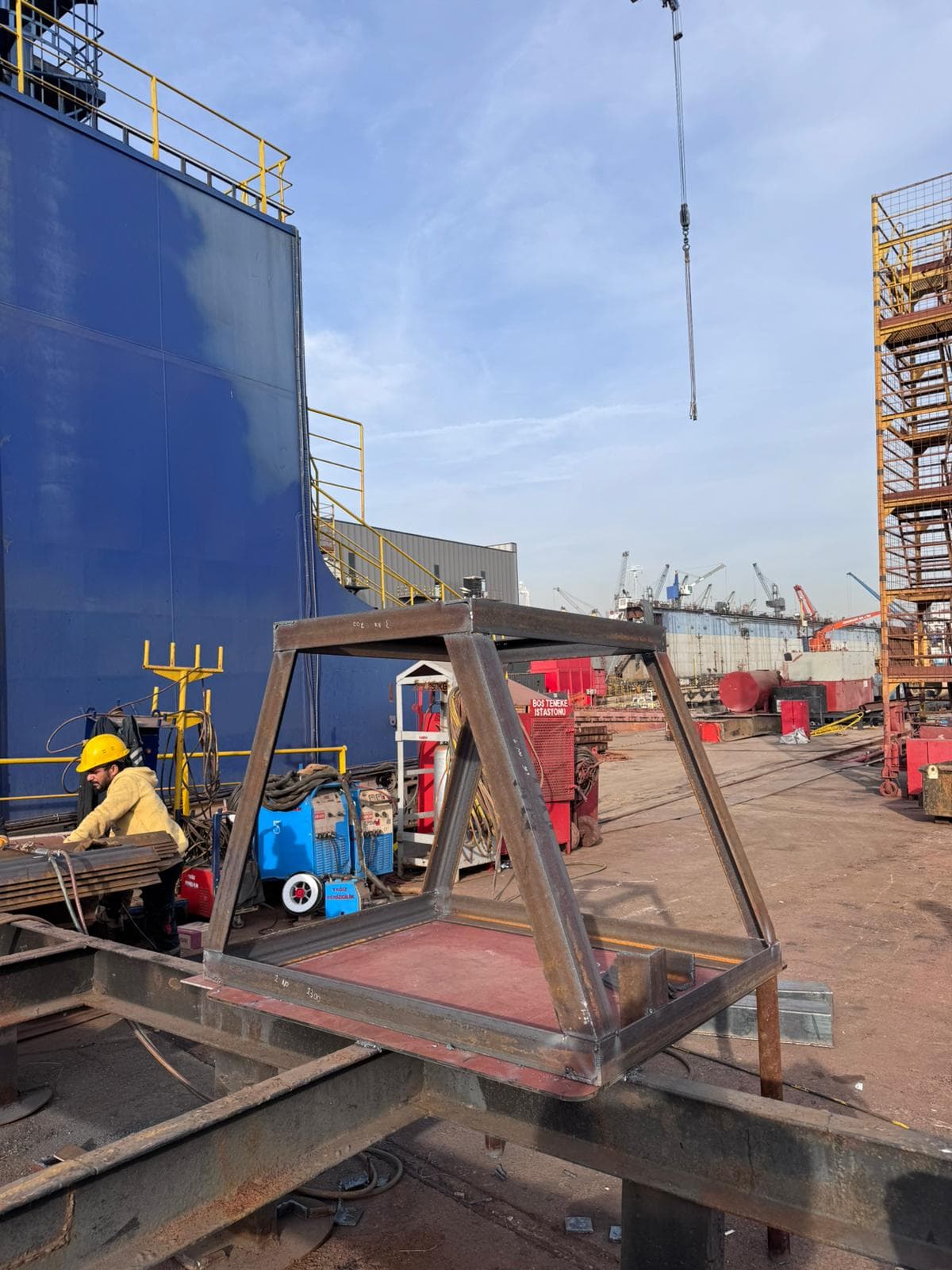 Bakımı tamamlanan kargo gemisinin denize indirilme öncesi son kontrolü